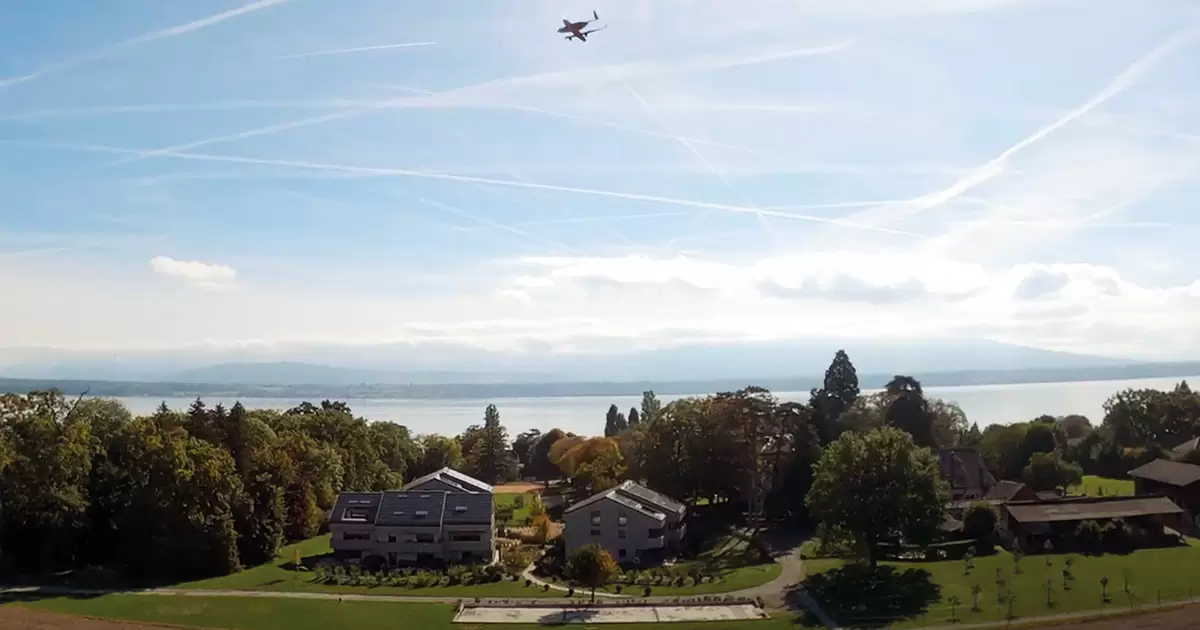 Drone che vola sul lago di Ginevra
