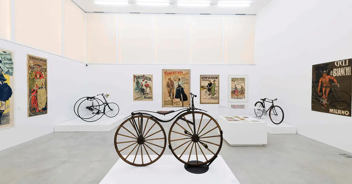 Una cinquantina di manifesti e una ventina di modelli fra bici e moto / © Carlo Pedroli