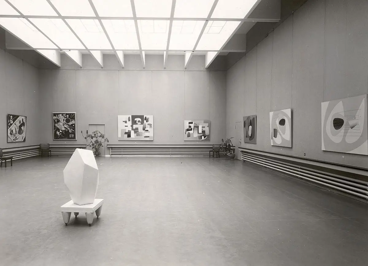 Opere di Wassily Kandinsky, Alberto Giacometti, Jean Hélion e Hans Erni nella sala con lucernario del Kunstmuseum Luzern, Biblioteca centrale di Zurigo, lascito Konrad Farner