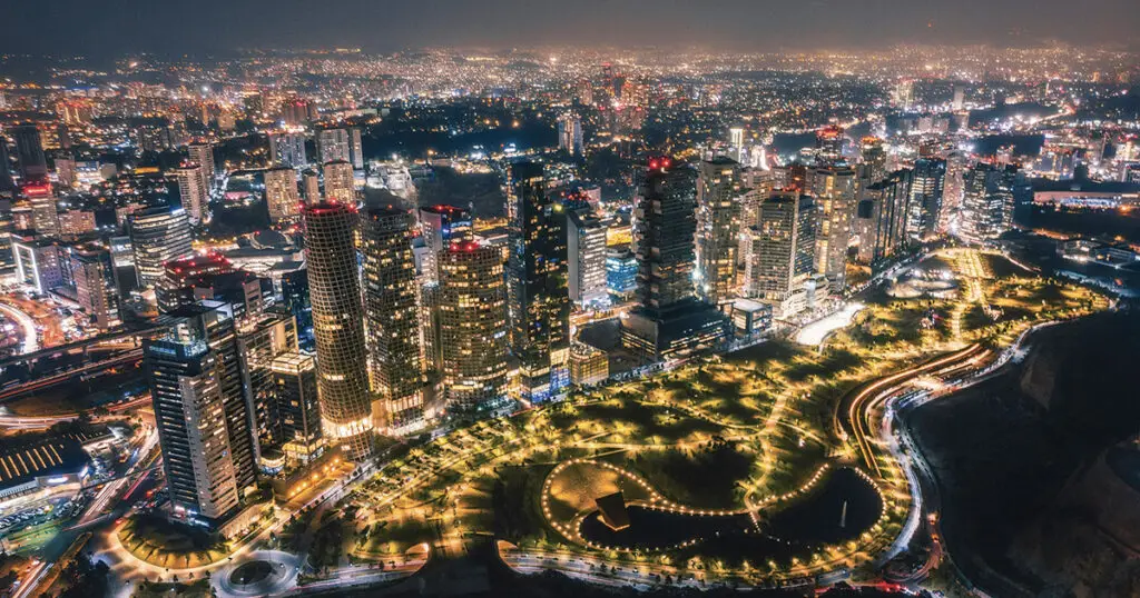 Una veduta notturna di Città del Messico / © Oscar Reygol / Unsplash