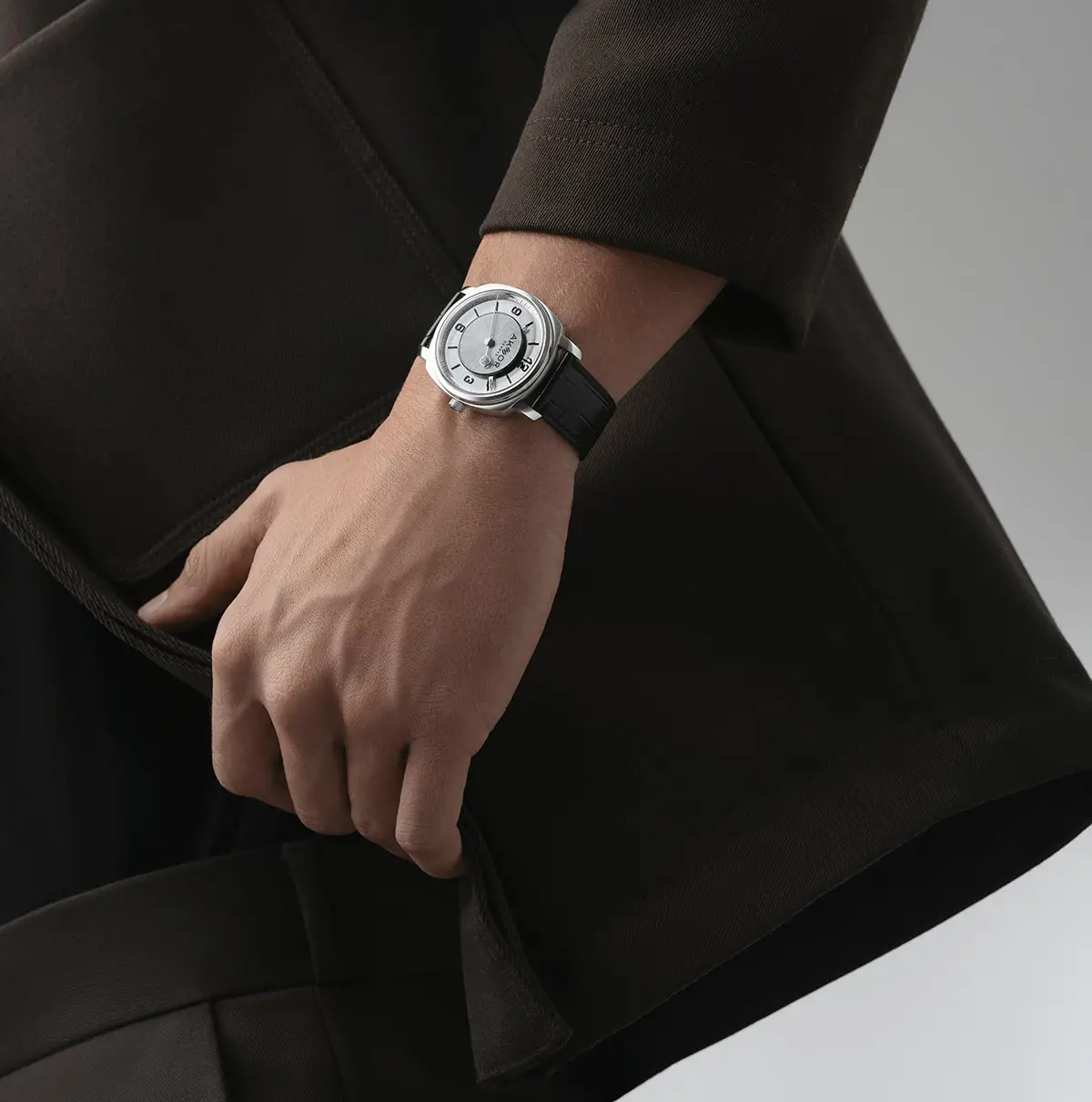 Orologio Akhor, 'Temps en Équilibre’, indossato