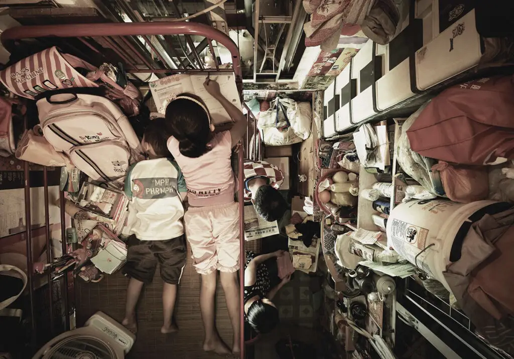 La famiglia Leung nel suo, appartamento di 5 mq a Hong Kong, © Benny Lam