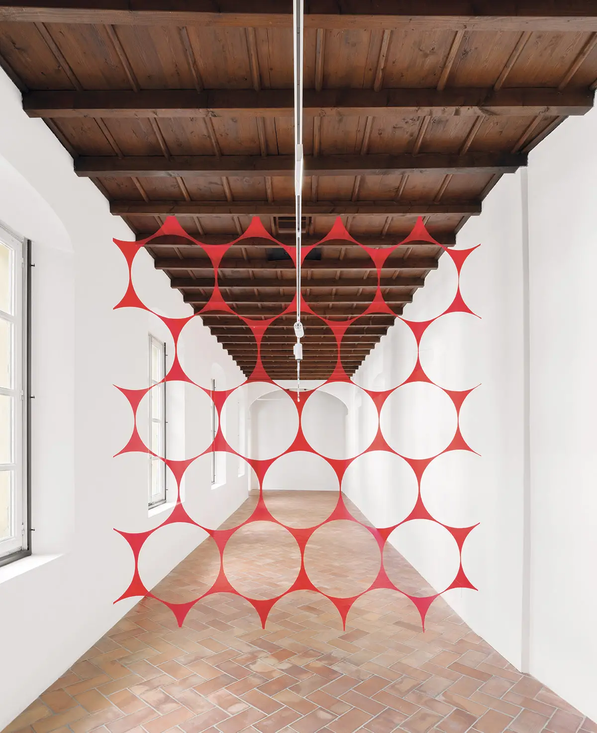 Dischi vuoti e semivuoti nel rettangolo (pittura acrilica e pellicola vinilica), © Felice Varini 2026, ProLitteris, Zurich / Foto: Mattia Mognetti