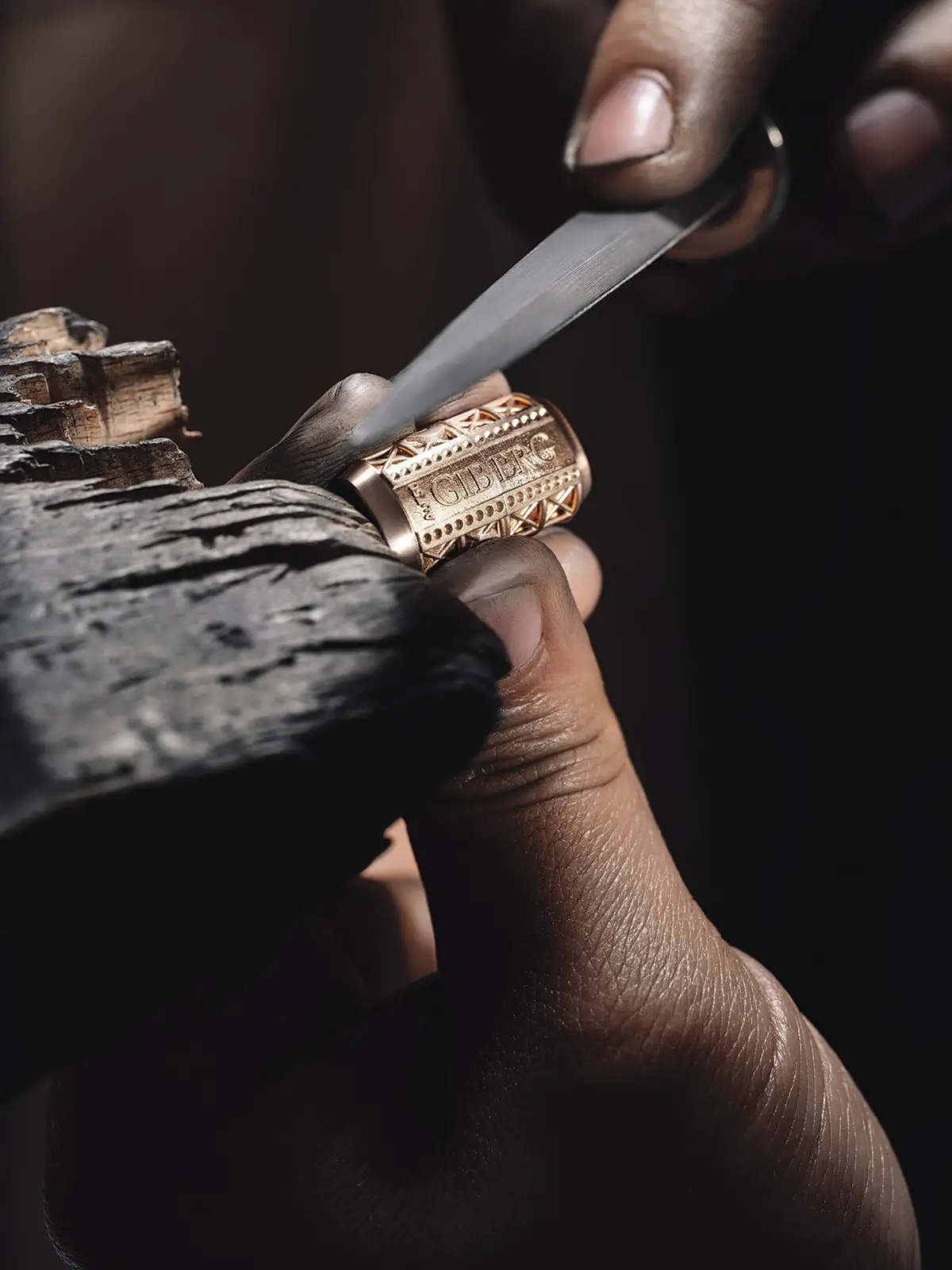 Alcuni passaggi della complessa lavorazione artigianale per la produzione dell’oggetto-icona del marchio Giberg: il bracciale da uomo Gladius