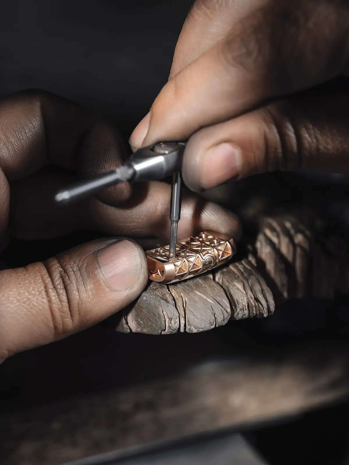 Alcuni passaggi della complessa lavorazione artigianale per la produzione dell’oggetto-icona del marchio Giberg: il bracciale da uomo Gladius
