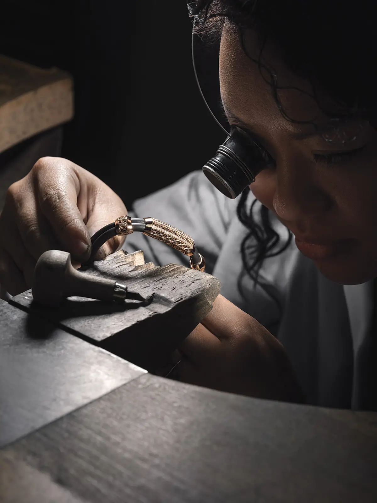 Alcuni passaggi della complessa lavorazione artigianale per la produzione dell’oggetto-icona del marchio Giberg: il bracciale da uomo Gladius